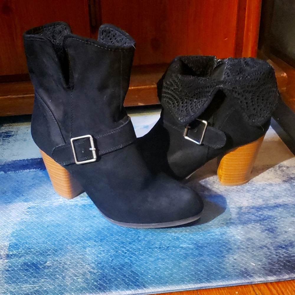 Elf Black short boots size 7/8